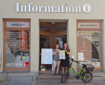 Stadt Perleberg | Auftaktfoto mit Carola Krakow vom Tourismusverband Prignitz und T. Börner, Kulturbereich der Rolandstadt, zum STADTRADELN