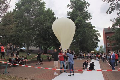 Füllen des Ballons mit Helium (Bild vergrößern)