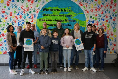 Schulgemeinschaft der Anne-Frank-Realschule Ibbenbüren überreicht  Spendengelder