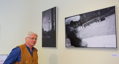 Michael Winkler vor zwei seiner Fotos