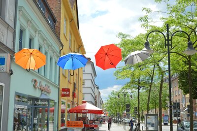 Bunte Regenschirmgelanden schmücken die Bahnstraße I Foto: Martin Ferch (Bild vergrößern)