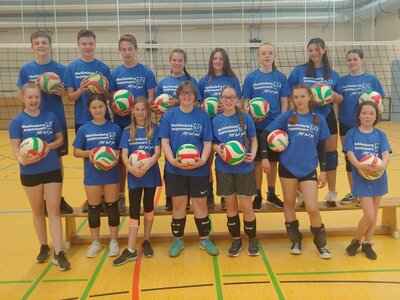 Foto zur Meldung: Neue Shirts für die Volleyball-Kinder des Sportclubs Laage