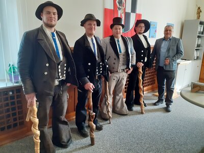 Bild von links: Elias Klinge, Jan Kisters, Robin Semsch, Dominik Wolsch und Zweiter Bürgermeister Roland Vogel