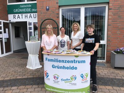 v.l. Frau Falk, Frau Lubkoll, Frau Rochow, Frau Mann (Team Familienzentrum Grünheide (Mark) Fotonachweis@Gemeinde Grünheide (Mark) (Bild vergrößern)