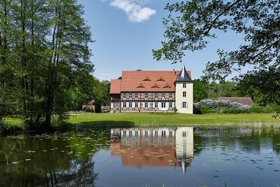 Archiv Frank Riedel | Herrenhaus Briest: In Briest entstand 1624 mit dem zweiflügeligen Fachwerkbau der älteste noch erhaltene  Stammsitz der Bismarcks.