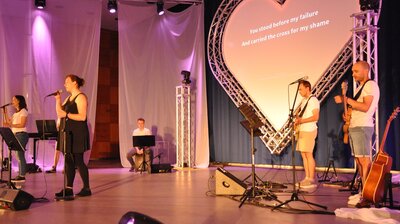 Mitreißende Lobpreislieder präsentierte die Band des cjb -Bernhardswinden auf dem traditionellen Pfingsttreffen des Christlichen Jugendbundes Bayern in Puschendorf.