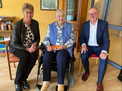 Foto zur Meldung: Gratulation der Bürgermeisterin zum 100. Geburtstag von Elfriede Reimann