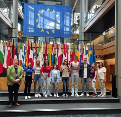 Gruppenfoto im Europaparlament mit dem Europaabgeordneten Ralf Seekatz