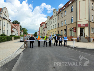 Die Doerfelstraße ist wieder frei: Vertreter der Stadt, der Firma und der Medienträger durchschneiden das Band. Foto: Beate Vogel