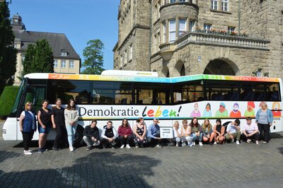 Die Schülerinnen und Schüler der Oberschule vor dem von ihnen gestalteten Linienbus I Foto: Martin Ferch (Bild vergrößern)
