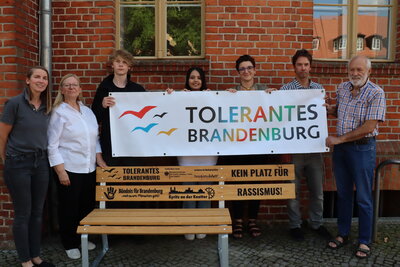 Vorschaubild zur Meldung: Bank gegen Rassismus vor dem Kyritzer Rathaus setzt ein Zeichen
