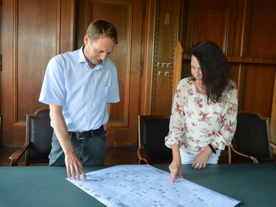 Martin Hahn und Kerstin Rataj-Salomo mit einem Plan des Bebauungsgebietes am Bentwischer Weg I Foto: Martin Ferch