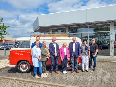 Das Team um Angelika (3.v.l.) und Frank Streese (4.v.l.) beging mit Gästen das 65-jährige Bestehen des Autohauses. Foto: Beate Vogel