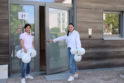 Die Tür ist offen! Seit Anfang Juni ist die Kita Rhönstraße in Betrieb. Die ersten Kinder werden eingewöhnt. Leiterin Ronja Fuchs (rechts) freut sich gemeinsam mit Hauswirtschaftskraft Ayse Tümgür die Familien näher kennenzulernen. Foto: Stadt Maintal