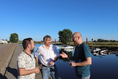 Christian Elger, Thomas Tiepermann und Sören Herms (v.li.) begutachten den Nedwighafen für das anstehende Drachenbootrennen | Foto: F.Lenz
