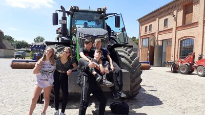 Schülerinnen und Schüler vor einem Traktor auf Gut Schmerwitz