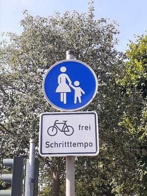 Foto zu Meldung: Beschilderung Gehweg „Radfahrer frei“