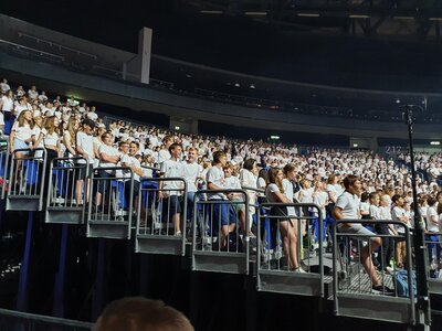 2000 Schülerinnen und Schüler sangen in der Mercedes Benz Arena -   Wir waren dabei! (Bild vergrößern)
