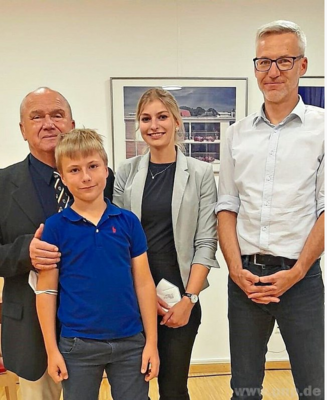 GemeinsamesFoto nach dem interessanten Vortrag: Dr. Christian Günther (v.l.) mit seinem Enkel, Lisa Fraunhofer und Gastgeber Ulrich Buchberger.