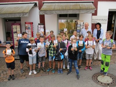 Meldung: Viertklässler erhalten Buchgeschenk