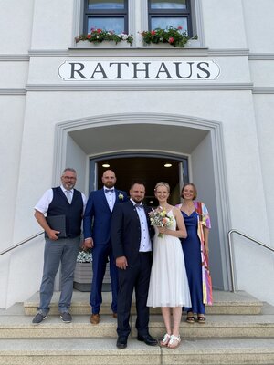 Bild von links: Erster Bürgermeister Stefan Busch, Oliver Künzel, Tobias und Melissa Kießling und Annika Degel (Bild vergrößern)
