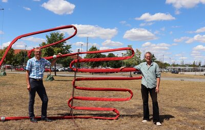 Uwe Neumann und Jost Löber eröffnen Skulptur „Offene Arme“ | Foto: Franziska Lenz (Bild vergrößern)