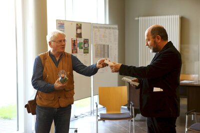 Micha Winkler (links) bekommt die Ausstellungs-Medaille von Raymund Stolze überreicht.