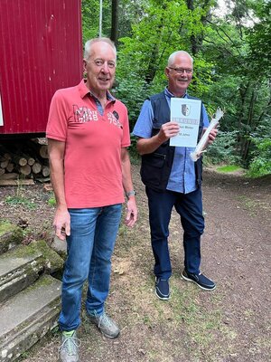 Klaus Winter (rechts) erhielt für seine 10-jährige Mitgliedschaft eine Urkunde und eine 