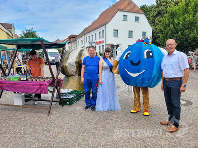 Die dicke Heidelbeere und die Prinzessin vertraten beim Obst und Beerenmarkt den Pritzwalker Obsthof von Bernd-Uwe Arndt (l.). Foto: Beate Vogel
