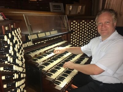 Florian Wilkes an der Orgel von St. Patricks in New York (Bild vergrößern)