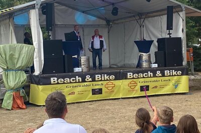 Bürgermeister Mirko Buhr bei seinen Grußworten anlässlich des 10-jährigen Firmenjubiläums von "Themencamping Grünewalder Lauch"