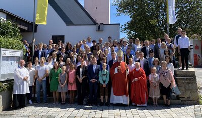 Foto zur Meldung: Firmung von 43 jungen Christen in unserer Pfarrkirche durch Abt Wolfgang Hagl