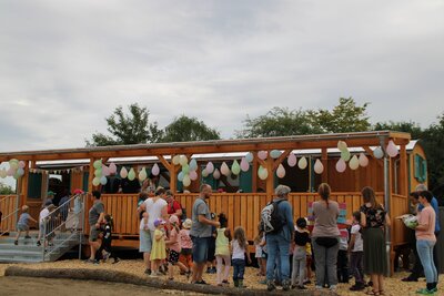 Feierliche Eröffnung des Kindergarten-Bauwagens für die Waldsolmer Waldgruppe