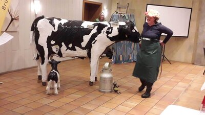 Regina mit Ihrer Kuh Mamma-Muh (Bild vergrößern)