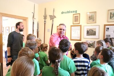 Bürgermeister Lämmerhirt erklärt den Schülern das Leben im Mittelalter.