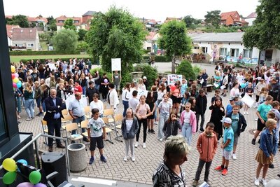 Die gesamte Schulgemeinde hatte sich am 15. Juli zur Verabschiedung des Schulleiters Uwe Schwanz auf dem Schulhof versammelt, darunter auch viele Gäste.