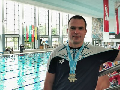 Michael Ritter nach dem erfolgreichen Wettkampf in der Magdeburger Elbeschwimmhalle