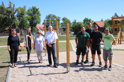 Unser Bild zeigt v.l.: Juliane Feldhusen,Tanja Köhler-Adra, Ina Neitzel, Bürgermeister Heiko Müller und Jonathan Fehmer (3.v.r.) mit seinem Team.