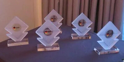 Die besten Nachwuchssportler der Disziplinverbände erhalten die Glas-Pokale des DKB. Foto: DKB