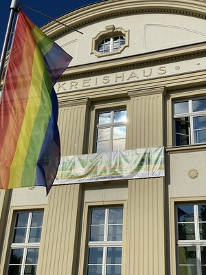 Regenbogen-Fahne vor dem Gebäude der Kreisverwaltung am Standort Dubinaweg 1 in Senftenberg anlässlich des 14. Christopher Street Days (CSD) Cottbus & Niederlausitz (Bilder: OSL / Nora Bielitz) (Bild vergrößern)