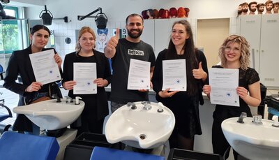 Die Kreishandwerkerschaft Gera beglückwünscht neue Friseur-Gesellen! (Bild vergrößern)