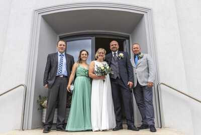 Bild von links: Standesbeamter Ulrich Kraus, Michelle Pöschel, das Brautpaar Bianca und Volker Rank und Thomas Taubald (Bild vergrößern)