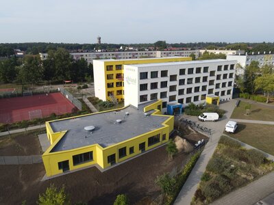 Blick auf die Elblandgrundschule mit dem neuen Schulerweiterungsbau I Foto: Torsten Kaiser (Bild vergrößern)