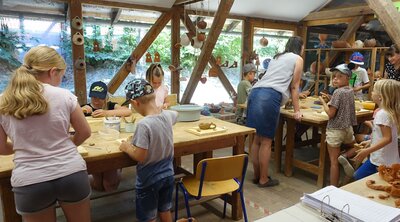 Die Ferien(s)pass-Aktion der Verwaltung führte Kinder aus der Samtgemeinde in die Keramikwerkstatt in der Ziegelei Hundisburg. (Bild: Samtgemeinde Grasleben)