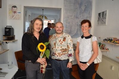 Anke Hahn vom Wittenberger Interessenring gratulierte Uwe Jähsert (m) und Eike Laeuen zur Eröffnung ihres „Antik Kunst Raum“  I Foto: Martin  Ferch (Bild vergrößern)