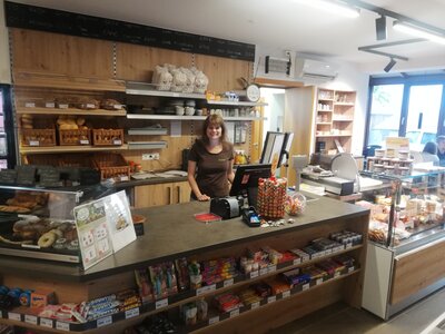Geschäftsführerin Yvonne Fleischmann zieht eine positive Bilanz, vor rund vier Monaten eröffnete der Dorfladen in Moosbach.