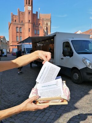 Stadt Perleberg | Ziehung der eingereichten Markt-Zettel, um die Gewinner zu ermitteln.