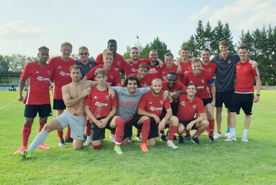 1. Mannschaft nach dem Spiel beim FC Karlsdorf am 28.08.2022 (Bild vergrößern)