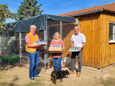 Bernd Raschke, Marion Strauch und Bürgermeister Dr. Ronald Thiel am neuen Katzengehege für Fundkatzen in Giesensdorf. Foto: Beate Vogel