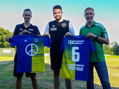 TSV-Fußballer versteigern Trikots für Ukrainehilfe (Bild vergrößern)